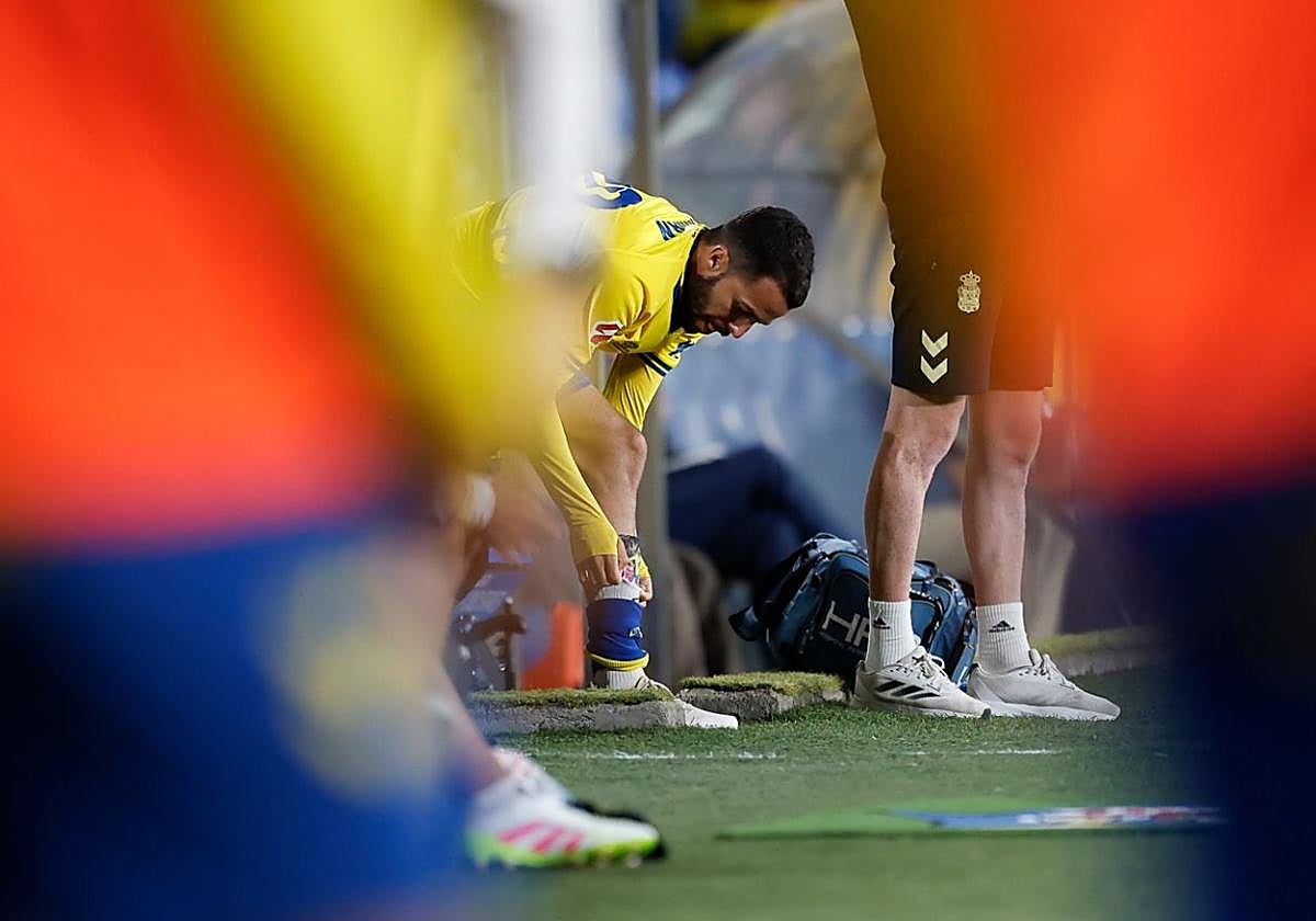 Kirian Rodríguez se pone las espinilleras antes de reaparecer con el Cádiz.