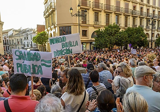 Varios miles de personas, en su mayoría mujeres, se han manifestado este miércoles ante la sede principal del Servicio Andaluz de Salud (SAS) en Sevilla.