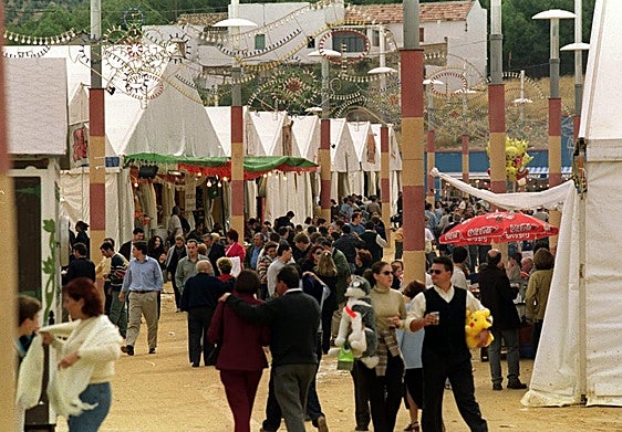 Ambiente festivo en el recinto ferial de La Vestida durante la feria en 2000.
