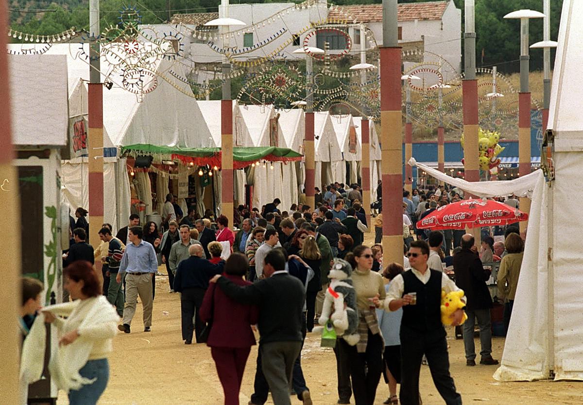 Ambiente festivo en el recinto ferial de La Vestida durante la feria en 2000.