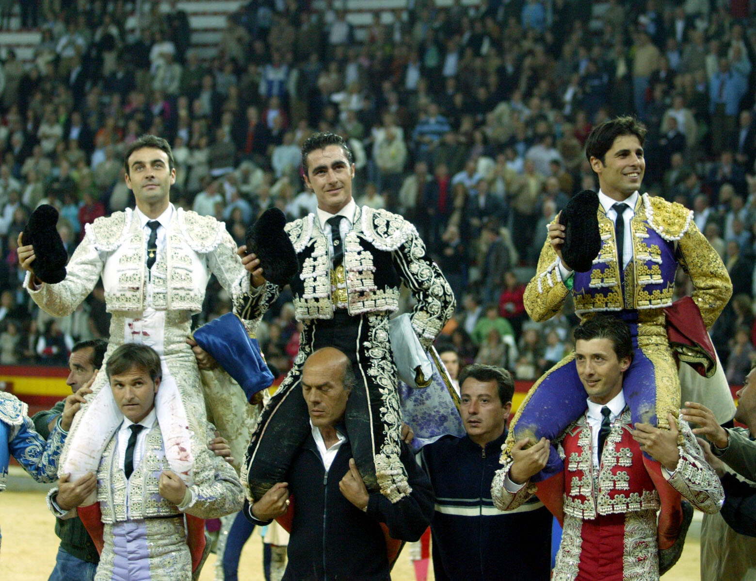 Los diestros Enrique Ponce, David Fandila 'El Fandi' y Fran Rivera, salen a hombros tras su actuación el la última corrida de la feria de Jaén 2005.