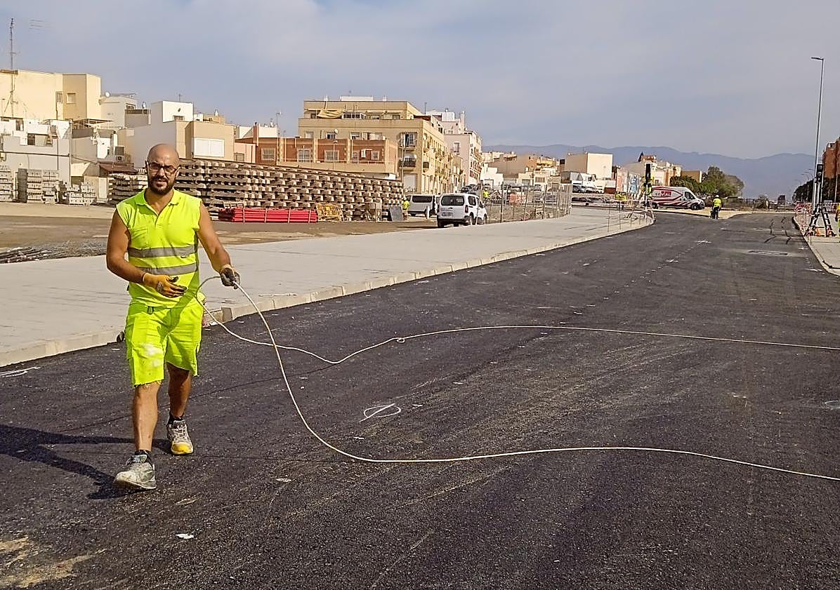Imagen principal - Nuevo hito del soterramiento de Almería: la gran rotonda de Los Molinos abrirá al tráfico la próxima semana
