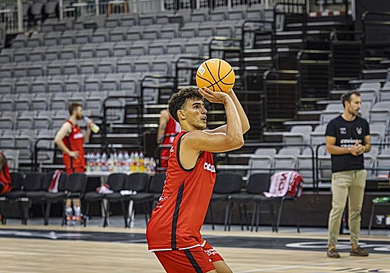 Luca Medal, uno de los cuatro jugadores del filial que entrena con el primer equipo del Covirán.
