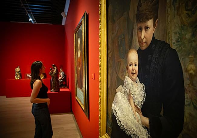 Viendo la exposición.