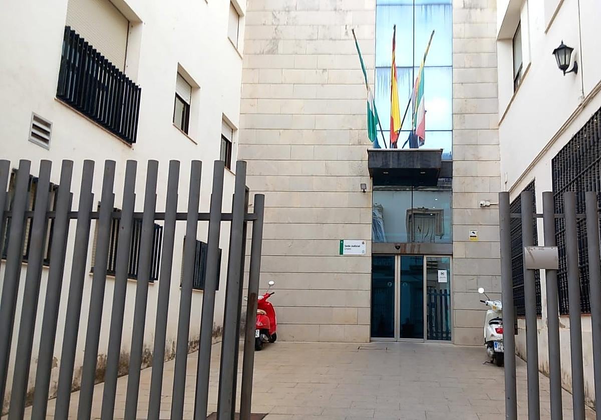 Acceso a los juzgados de Linares donde estaban citados a declarar los padres de acogida.