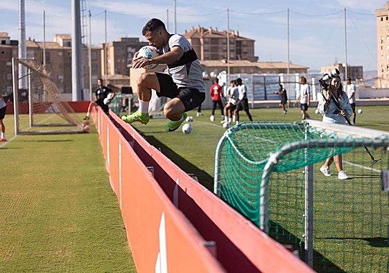 José Arnaiz salta una valla de la Ciudad Deportiva durante un entrenamiento anterior.