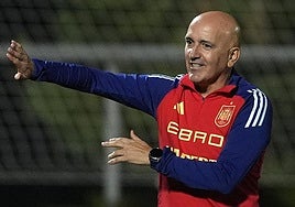 El seleccionador nacional sub-21, David Gordo, durante un entrenamiento.