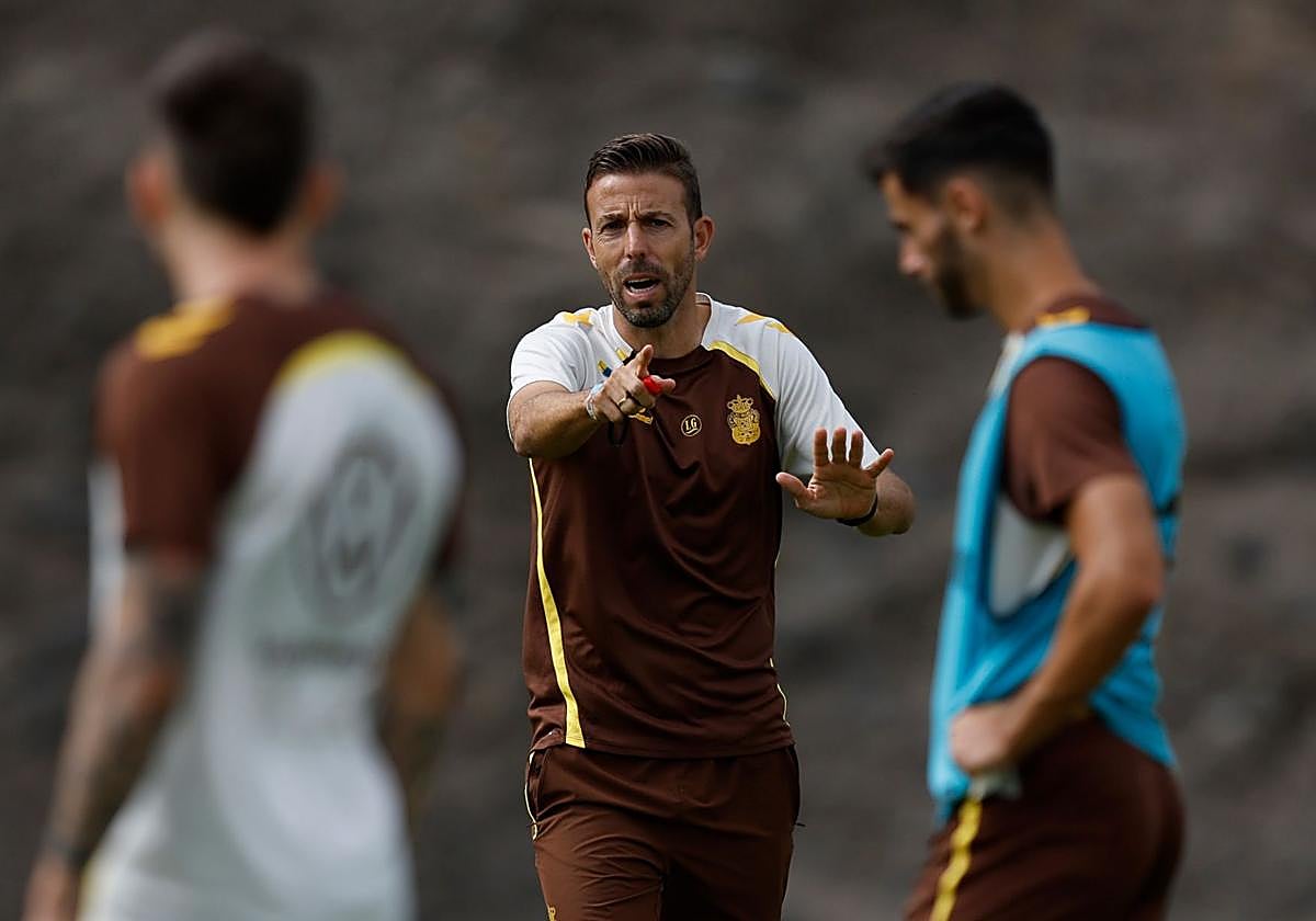 Luis García dirige un entrenamiento de la semana.