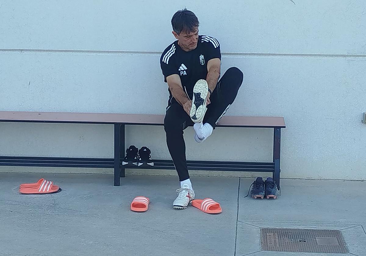 Pacheta se calza las botas antes del entrenamiento de este jueves.