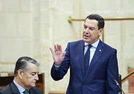 El presidente de la Junta de Andalucía, Juanma Moreno, interviene durante la sesión de control en el pleno del Parlamento andaluz.