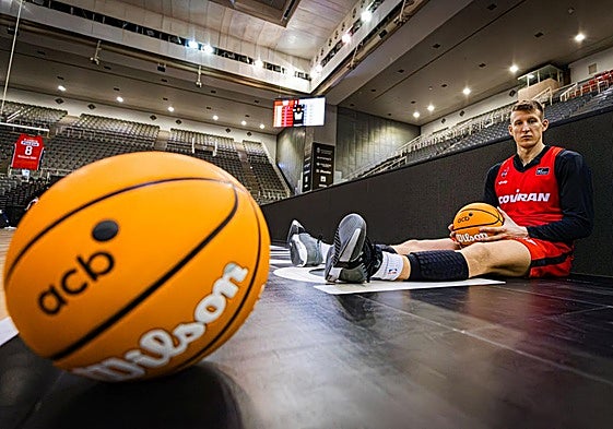 El rojinegro Luka Bozic posa sobre el parqué del Palacio de Deportes tras un entrenamiento.