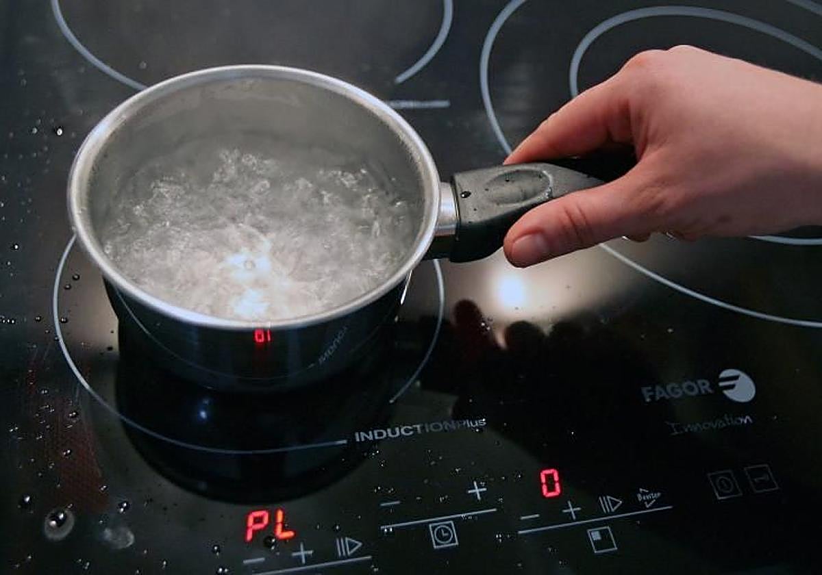 La OCU advierte sobre el peligro del truco casero para no manchar la vitrocerámica que se ha hecho viral