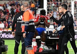 Bouldini, dolorido y retirado en el coche-camilla.