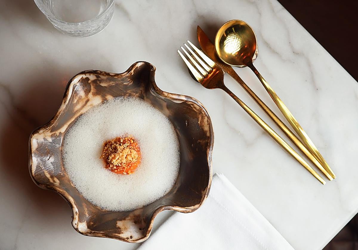 El bombón de coliflor es uno de los platos más reconocidos de Ginés Peregrín.