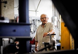 Francisco Corral Moto en su taller de Almuñécar, ahora en manos de sus hijos.