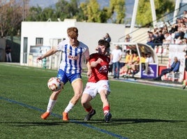 José Castro (Arenas) y Cameron (CF Motril), en el derbi provincial de la pasada temporada.