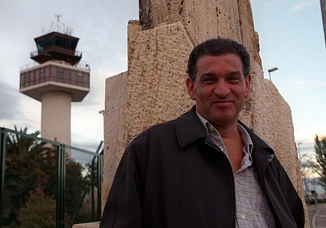 Carlos Cano, en el aeropuerto de Granada.
