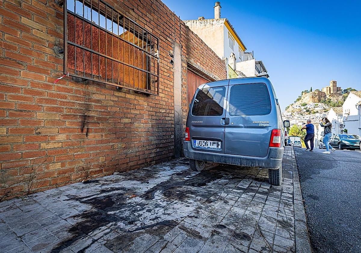 Restos en el suelo del coche incendiado en la noche del miércoles en Montefrío.