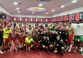 Jugadores del Almería celebrando la victoria en el staff