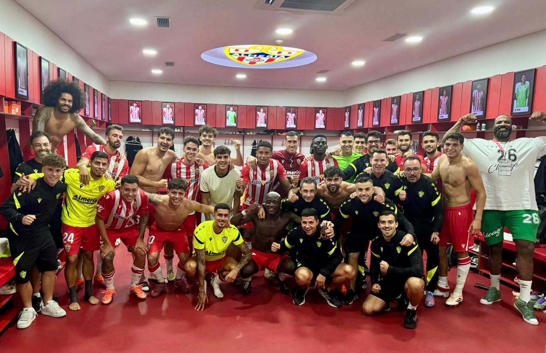 Jugadores del Almería celebrando la victoria en el staff