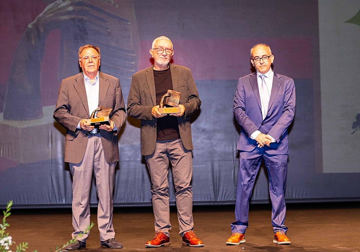 José María Granados yAntonioSáez, padres de Almería 2005, junto al periodista Juanjo Aguilera.
