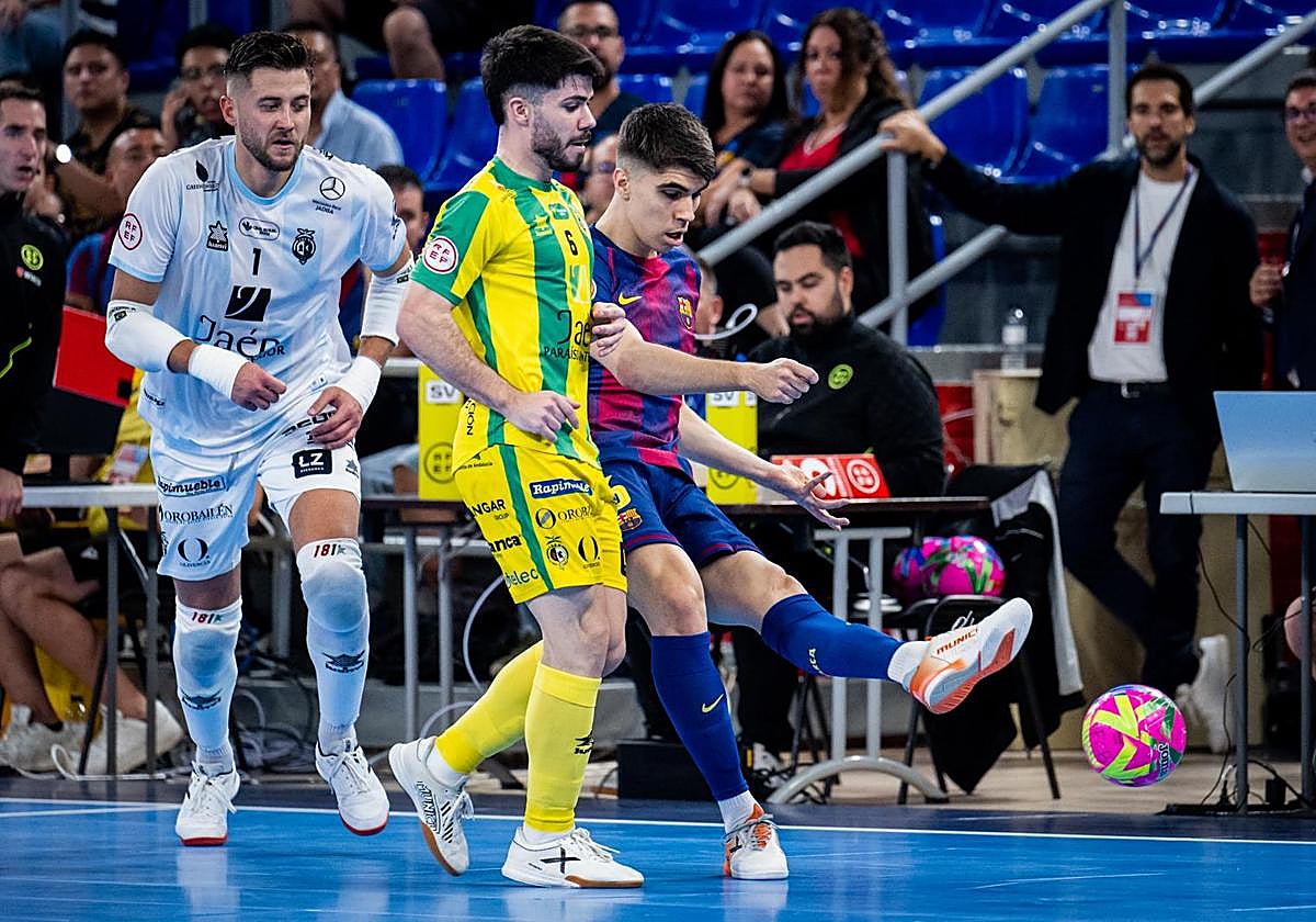 El jienense Antonio Pérez golpea el esférico junto a otro jienense, Dani Zurdo, ante la mirada de Espíndola, fuera de su portería.