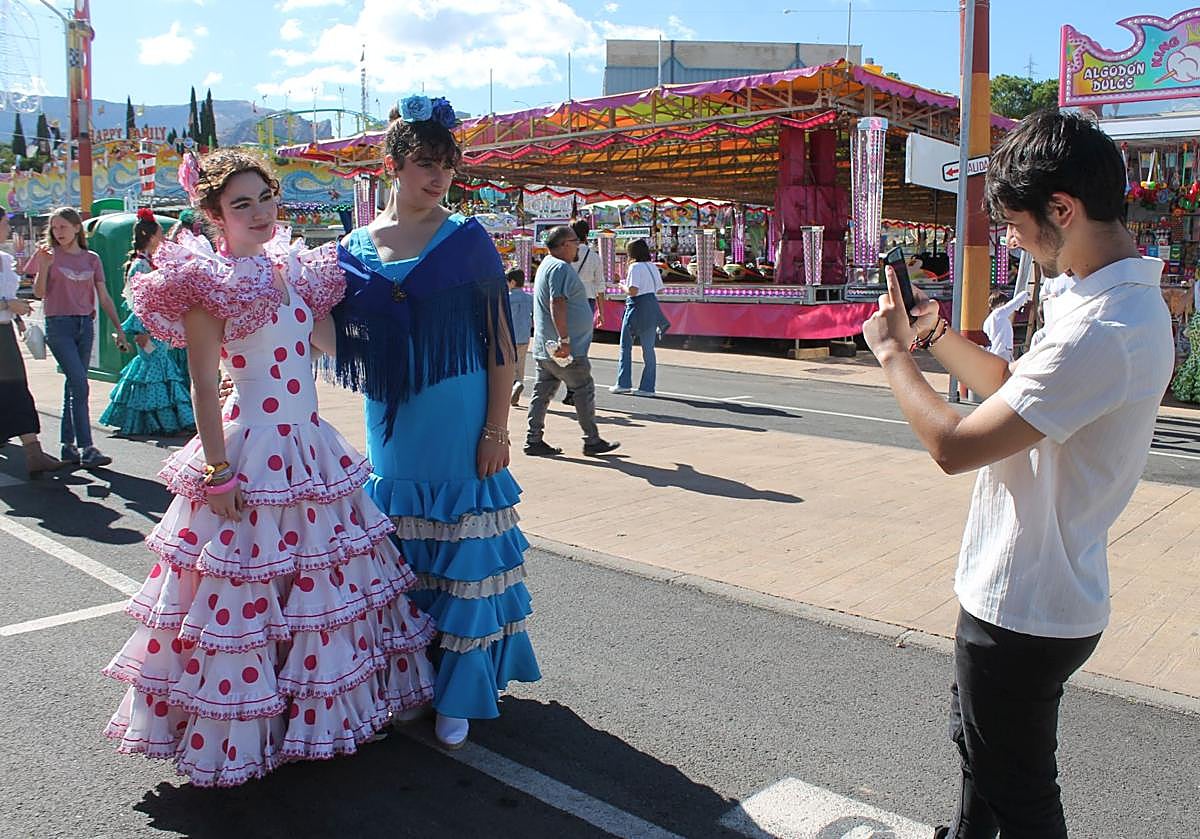 Imagen principal - Brindis en las casetas en el primer sábado de feria