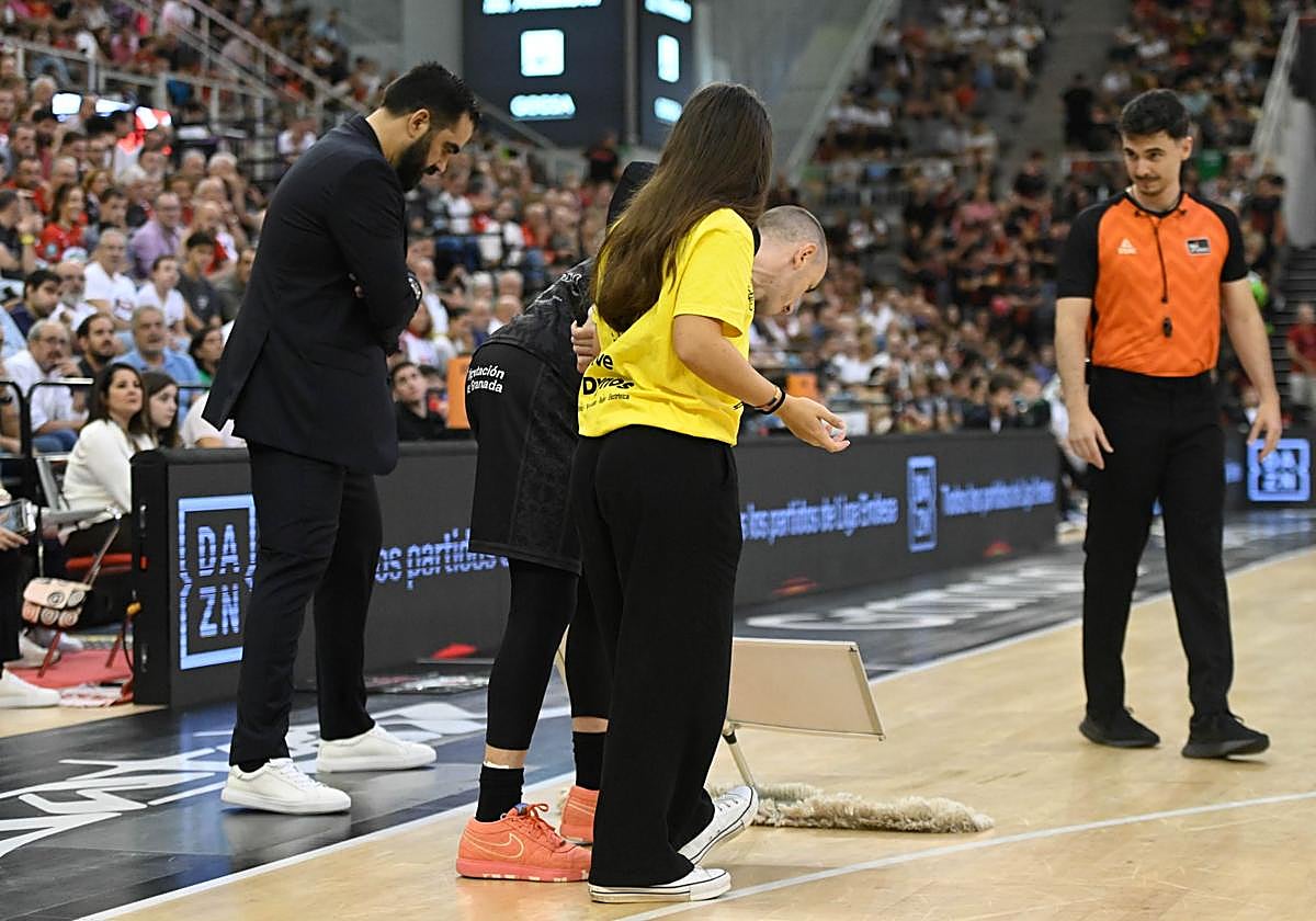 Jonathan Rousselle limpia el parqué del Palacio con la mopa en presencia de un Ramón Díaz que quiere levantar la cabeza .