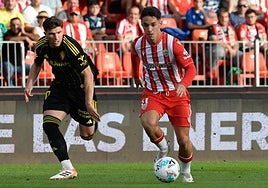 Arribas conduciendo el balón