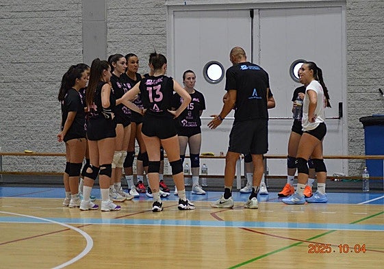 Israel Rodríguez se dirige a sus jugadoras en el partido ante Voleibol Rivas.