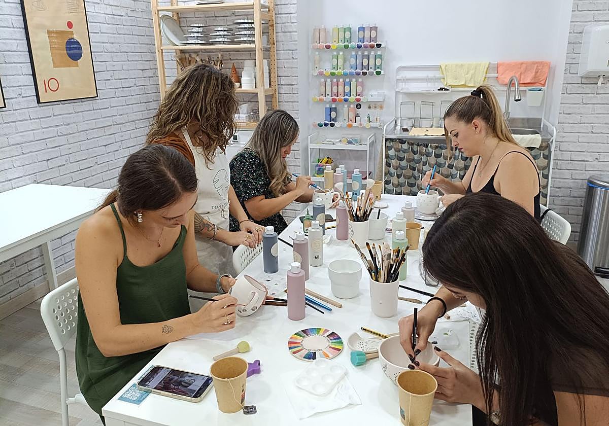 El aparejador que se tiró al barro para montar su propio taller de cerámica en Granada