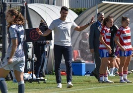 Arturo Ruiz pide calma durante un momento del partido.