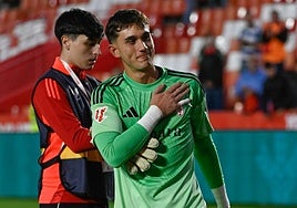 Iker García agradece su apoyo a la grada de animación del Granada tras el partido.