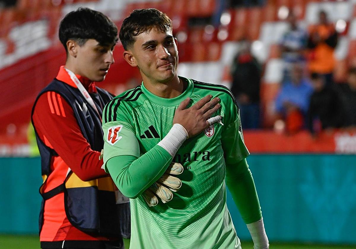 Iker García agradece su apoyo a la grada de animación del Granada tras el partido.