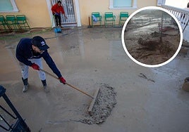 Vecinos de Casanueva limpiando sus terrazas. A la derecha, inundaciones del pasado viernes.