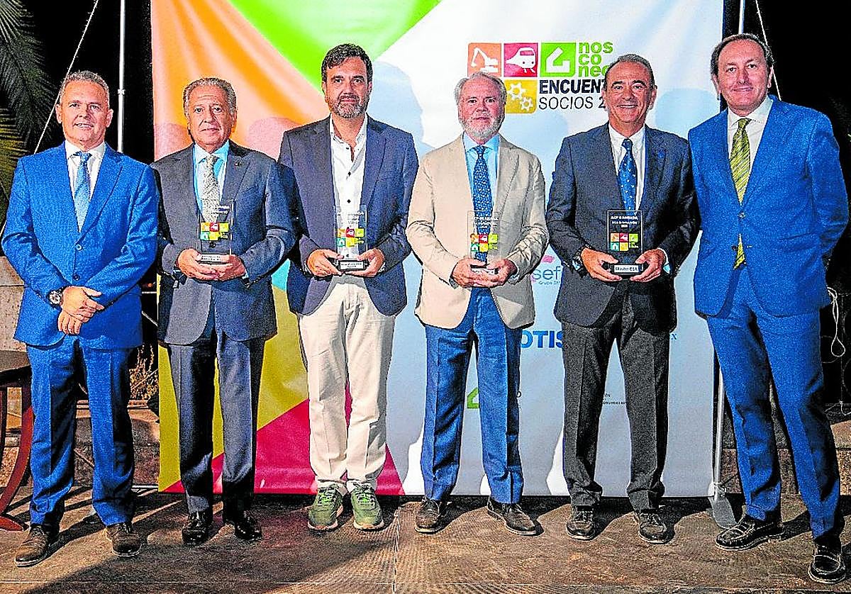 Los galardonados flanqueados por el presidente y el gerente de la ACP.