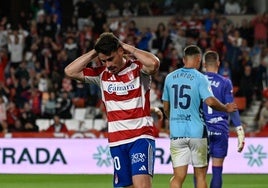 Sergio Ruiz lamenta una ocasión fallada por el equipo.