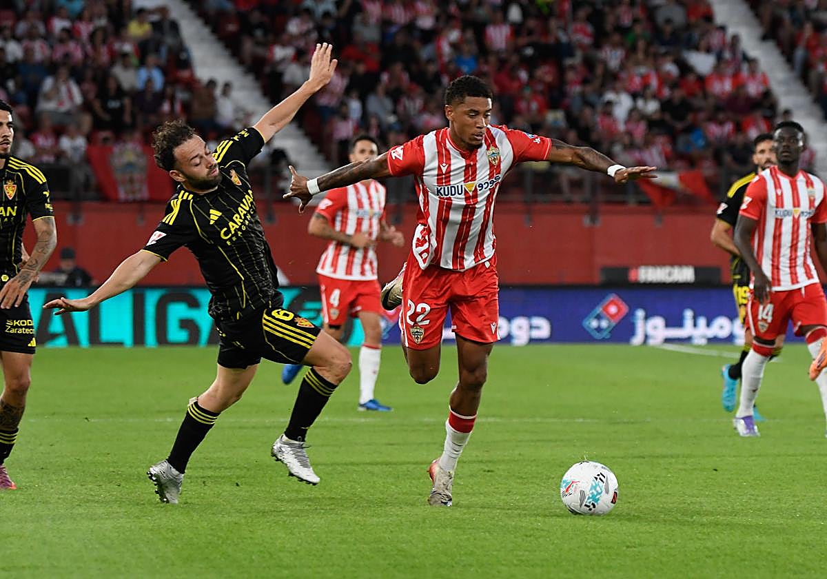 Daijiro Chirino se deja atrás a Keidi Bare para abrir el partido poner alfombra de plata a los indálicos.