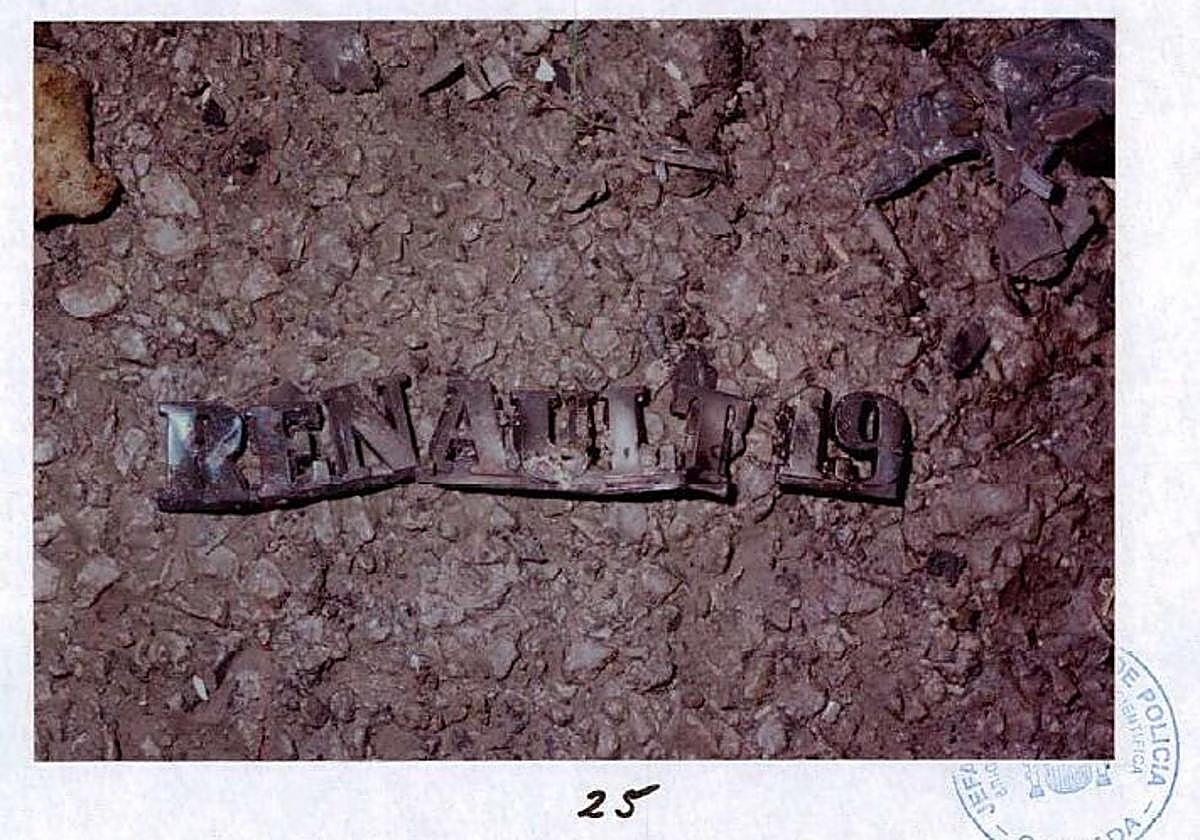 Restos del coche bomba que estallaron los etarras en Granada.