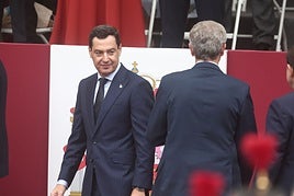 Juanma Moreno en el desfile de este domingo en Madrid.