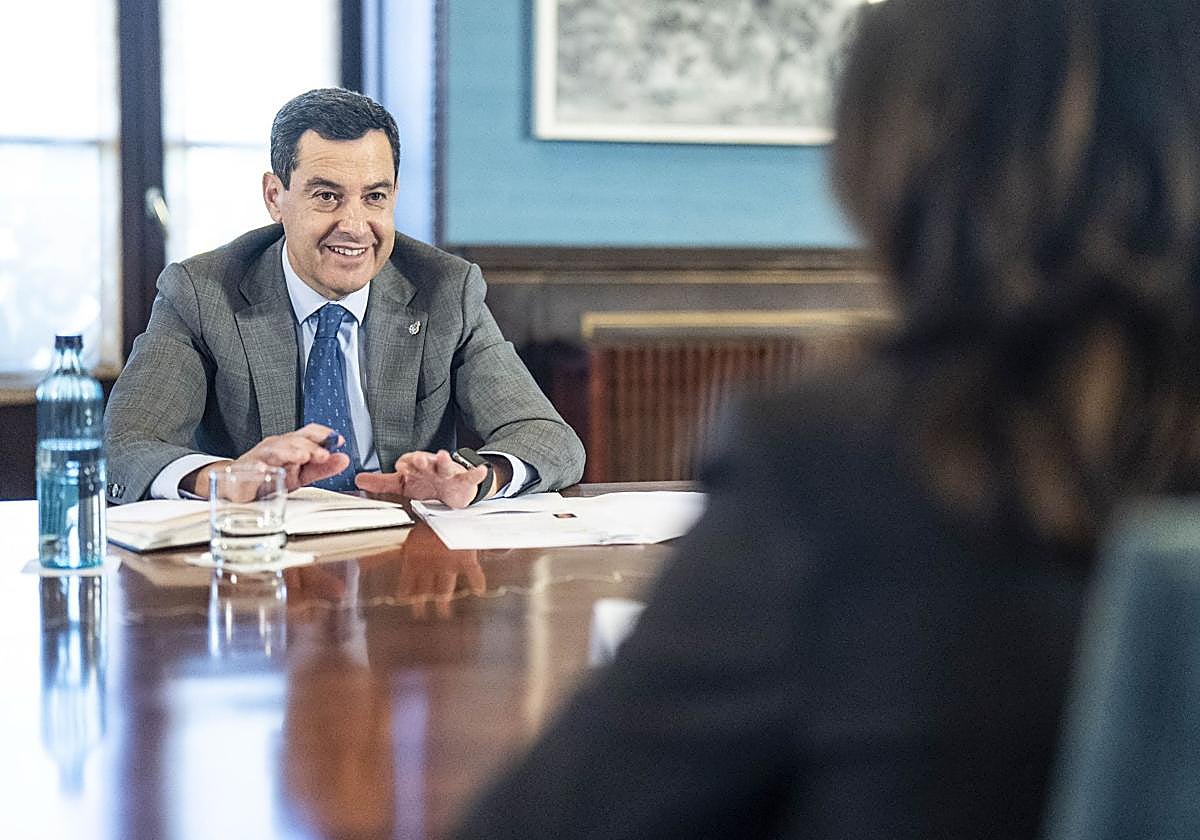 Juanma Moreno se reúne con la portavoz de la Asociación Española Contra el Cáncer en Andalucía.