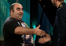 Custodio Pérez saluda a David Broncano en La Revuelta.