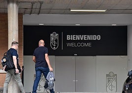 Dos personas acceden al estadio Nuevo Los Cármenes por las puertas automáticas de la instalación.