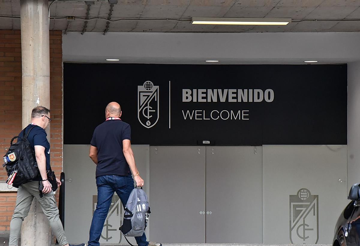 Dos personas acceden al estadio Nuevo Los Cármenes por las puertas automáticas de la instalación.