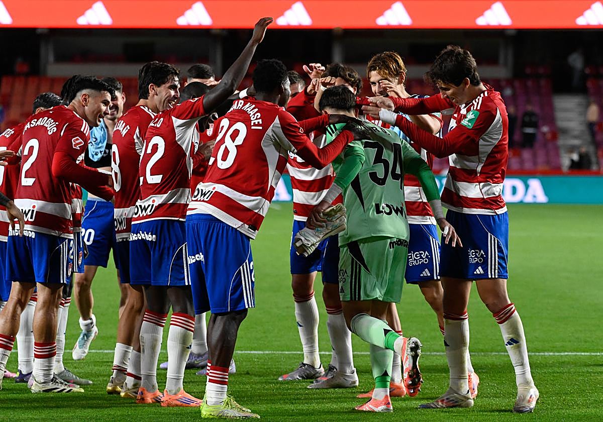 El portero Iker García, que pasa por el pasillo de collejas, impidió la repetición total del 'once'.