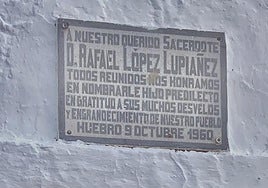 El nuevo párroco de Huebro, Juan José Muñoz, el domingo pasado, bajo la placa de 1960 que recuerda al cura Rafael López Lupiáñez.