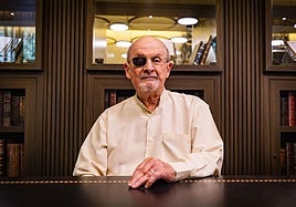 Salman Rushdie, en la biblioteca del Hotel Washington Irving de la Alhambra.