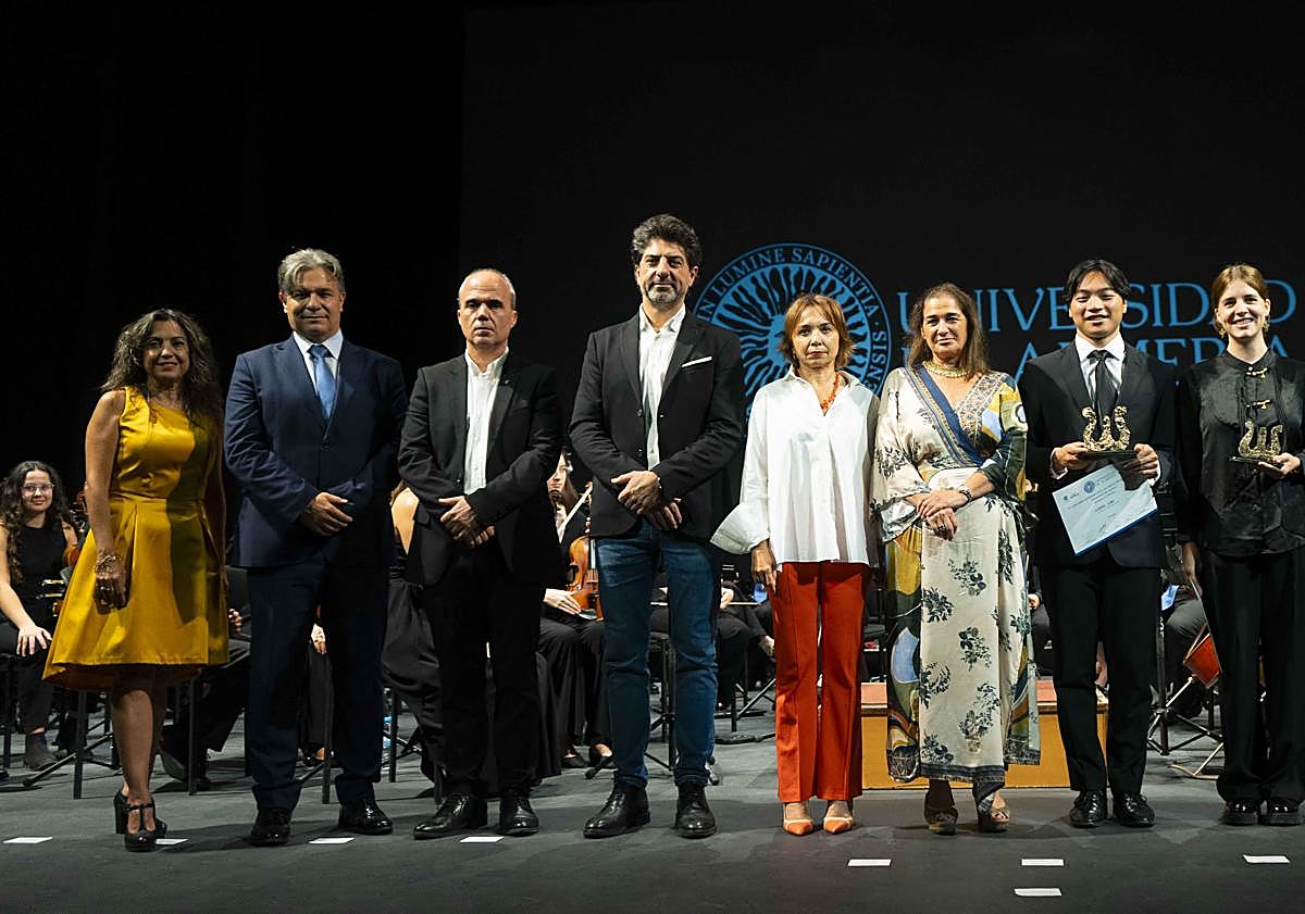 Imagen principal - El V Concurso Internacional de Dirección de Orquesta de la UAL corona al estadounidense Harris Han