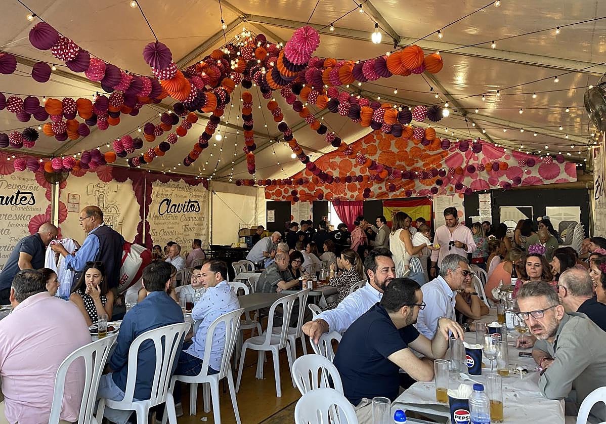 Imagen principal - Los jienenses exprimen las últimas horas del puente del Pilar en el ferial