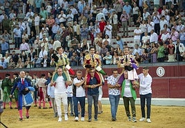 Los tres toreros salieron a hombros.